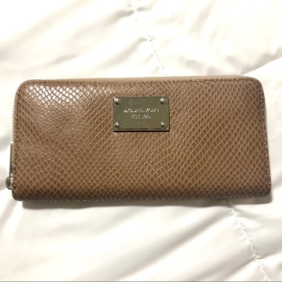 Michael Kors Handbags - NWOT MICHAEL KORS WALLET